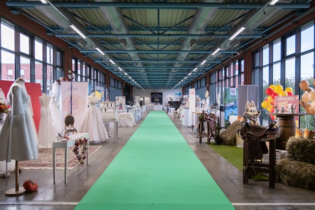 Sala Ferrario industrial event venue, green carpet, expo