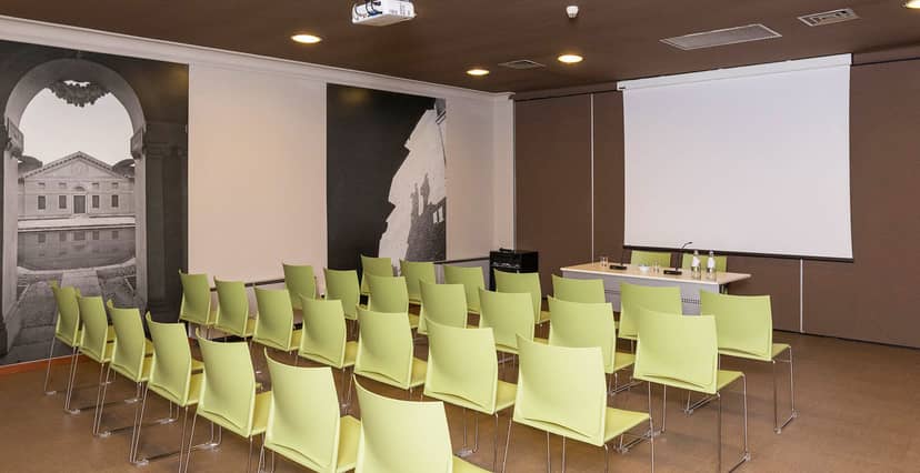 Hotel Tiziano meeting room: projector, screen, workshop venue