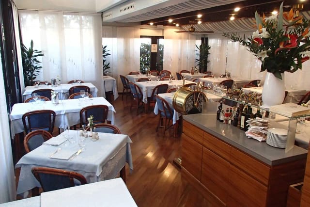 Event dining Ristorante Al Porto banquet flowers