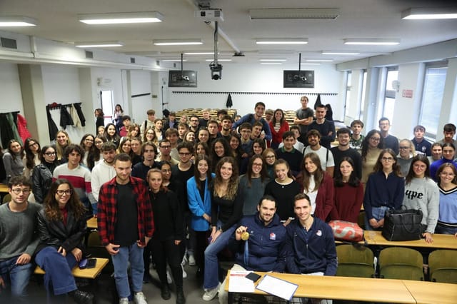UniCatt lecture hall: students, natural light, workshop, networking