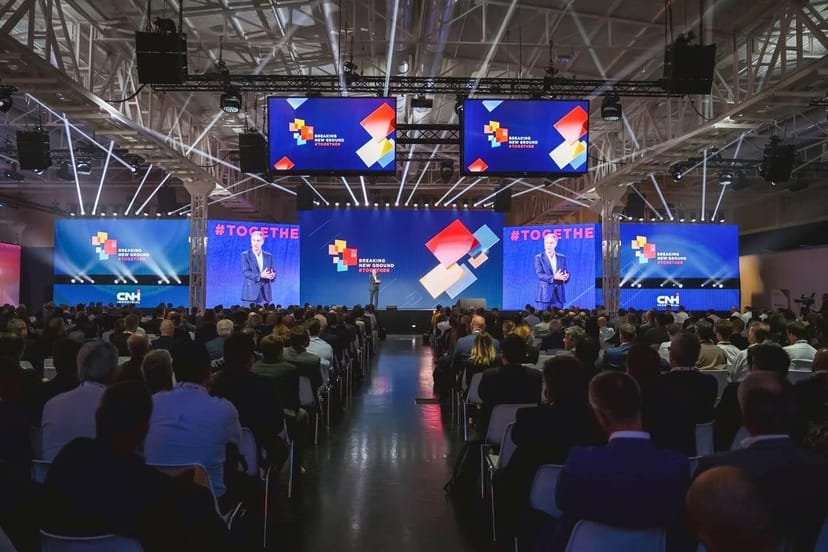 Superstudio Maxi corporate conference, digital stage, seated audience, event marketing