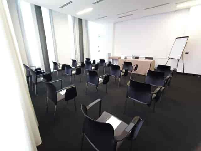 Modern Milan meeting room, theater seating, presentation, workshop