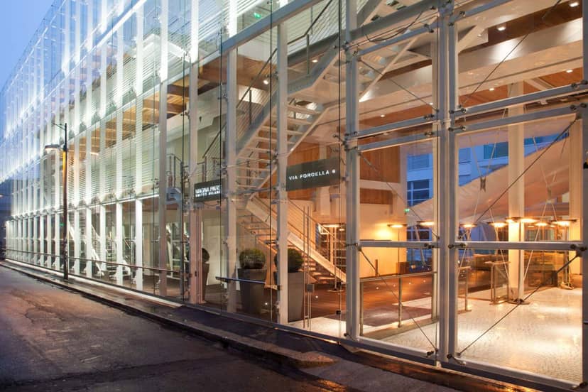 Modern DA NOI IN restaurant with glass facades, perfect for events and meetings.
