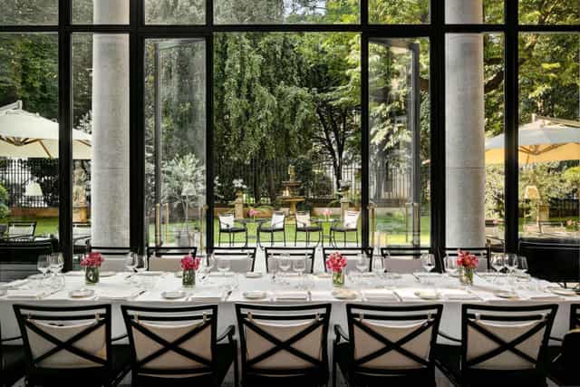 Elegant dining table in Grand Foyer Canova for exclusive corporate events.
