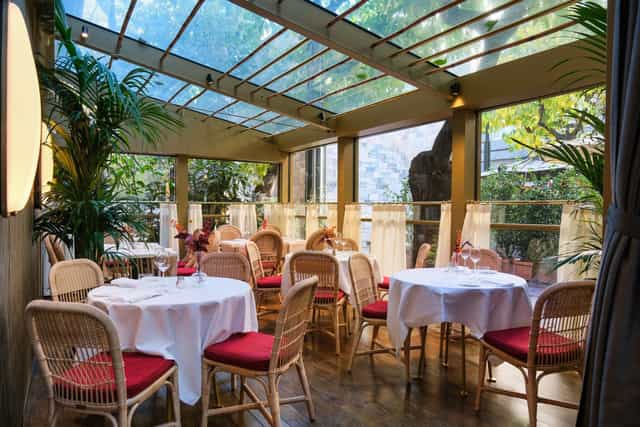 Caruso Nuovo Bistrot meeting space with natural light, ideal for gatherings and business lunches.