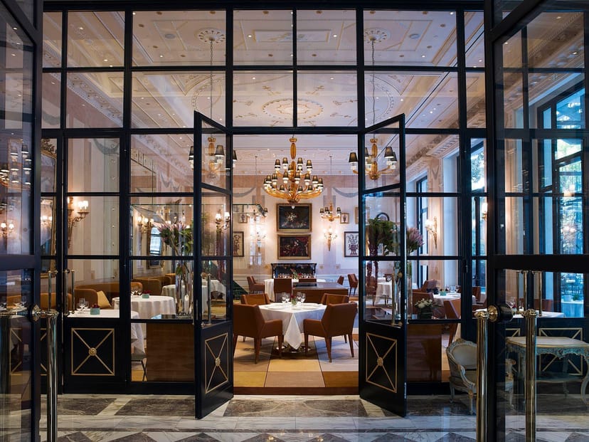 Elegant Palazzo Parigi dining room with chandeliers, ideal for upscale events.