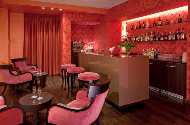 Suites Fiume cocktail lounge, upscale networking event