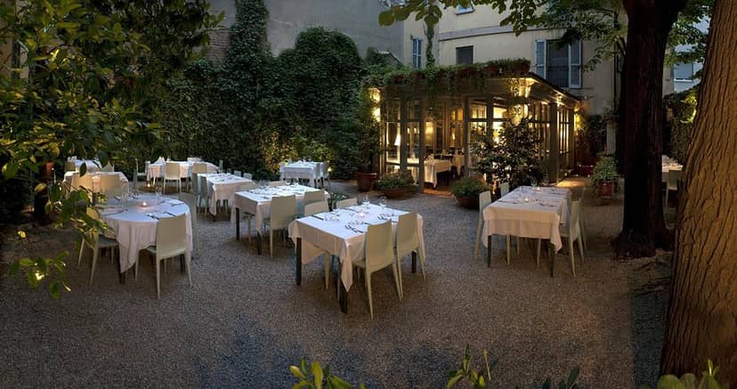 La Brisa garden courtyard, cocktail reception, intimate dining