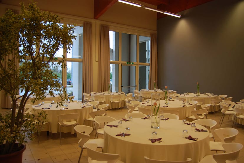 Milano Marittima event venue, round tables, corporate dinner, wedding reception