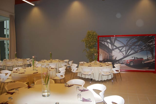 Milan Marittima awards dinner event space, round tables
