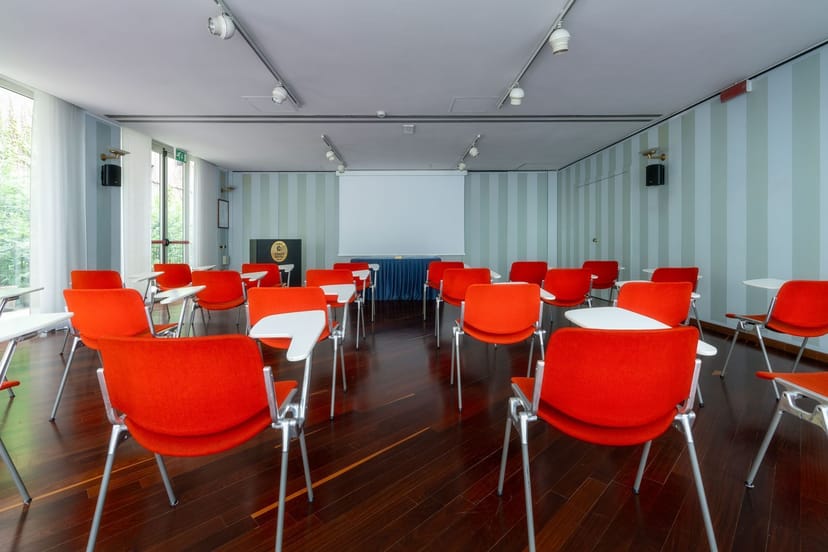 Hotel Crivi's training room, projector screen, conference, presentation