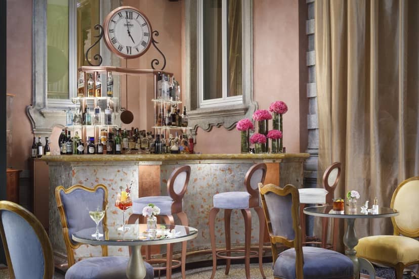 Château Monfort Mezzanotte bar: upscale event, pastel lounge