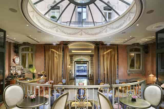 Elegant Lounge Bar Mezzanotte with domed ceiling, ideal for corporate events and receptions.