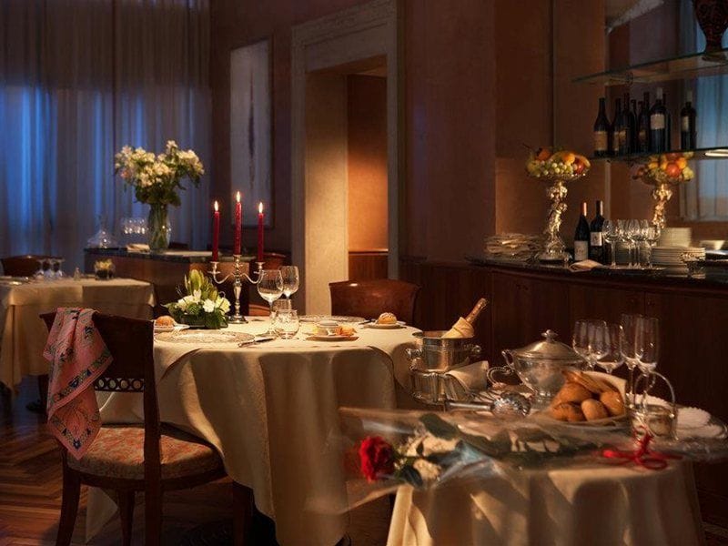 Elegant dining room in Hotel Cavour, perfect for upscale events and corporate dinners.