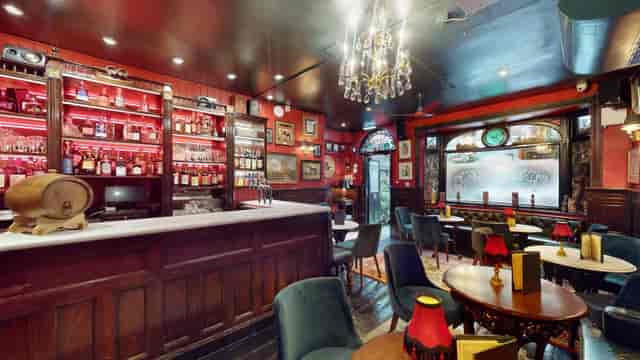 Cozy Negroni Bar in Boisdale of Belgravia, ideal for intimate receptions and parties.