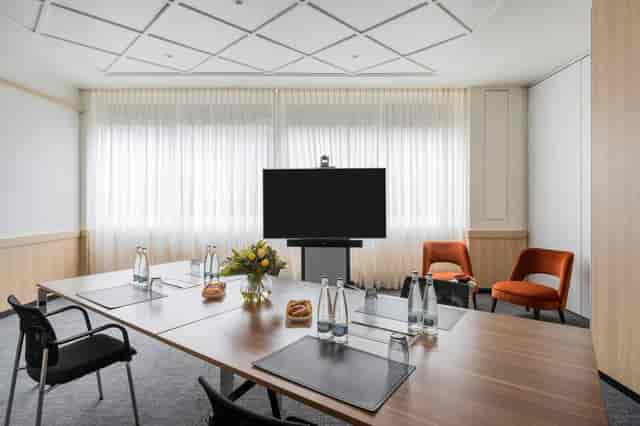 Crowne Plaza Geneva hybrid meeting room, AV, natural light