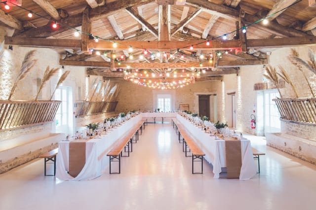 Barn meeting venue, rustic elegance, event dining.