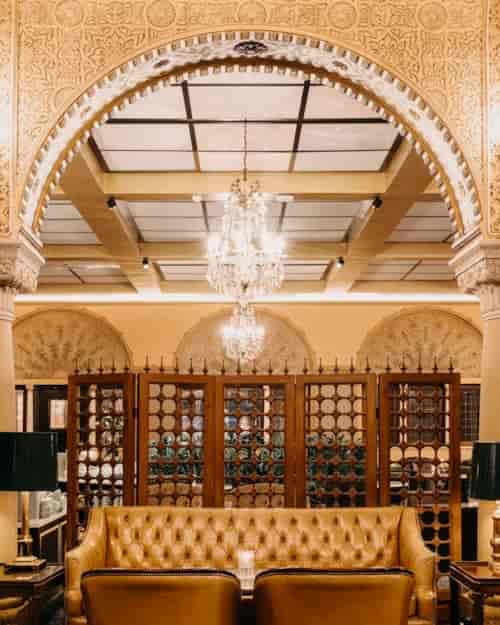 Elegant Mauriske Ballsal venue with chandeliers for upscale events and meetings.