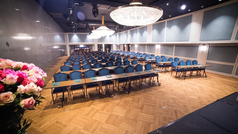 Elegant conference setup in Haakon-salen, Hotel Bristol with floral accents.