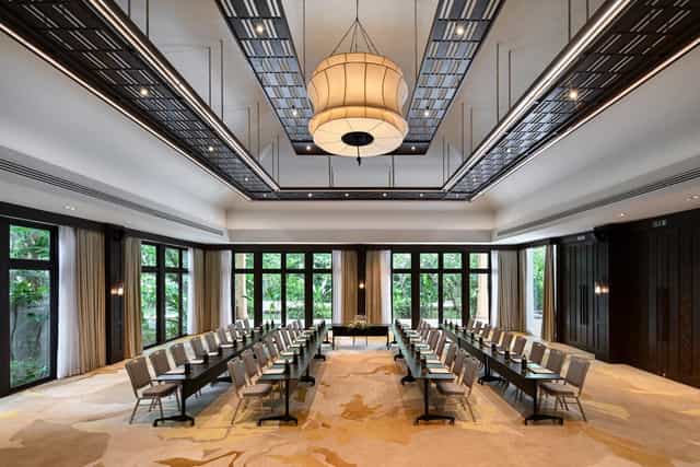 Mövenpick meeting room, chandelier, conference, event