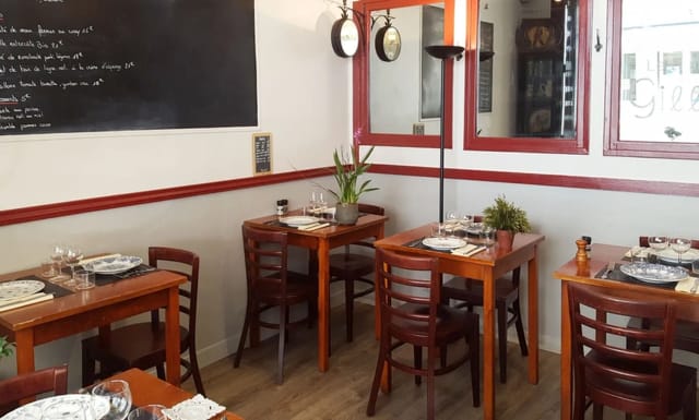 Le Bistrot small rustic restaurant private dining wine bar