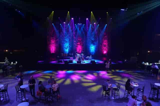 Live music venue, stage, concert, gala