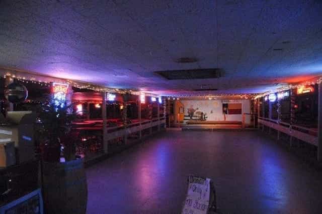 Broken Spoke Bar: Raw venue, stage, bar, live music event