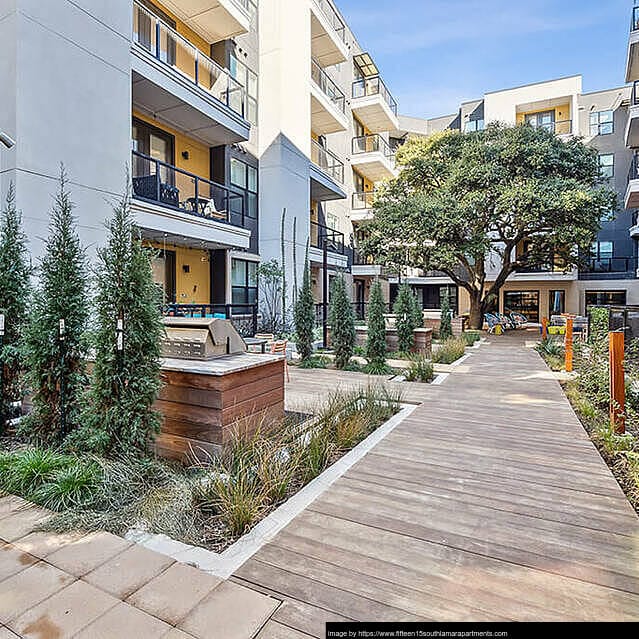 Fifteen15 Courtyard: Modern Austin event space, cocktail reception, networking.