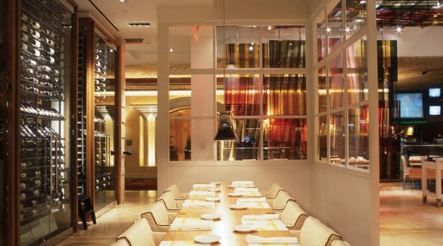 WOLFGANG PUCK BAR & GRILL