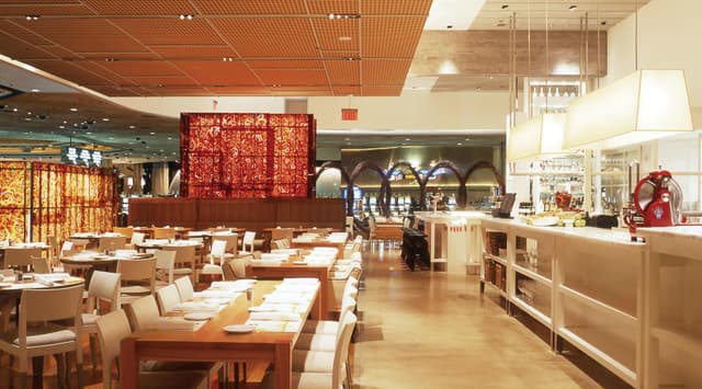 WOLFGANG PUCK BAR & GRILL
