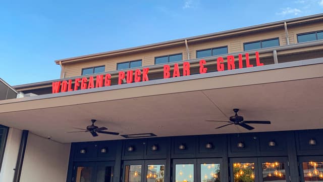 WOLFGANG PUCK BAR & GRILL