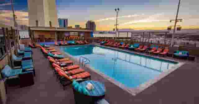 WET24 Adult Pool & Bar