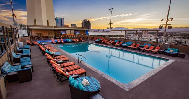 WET24 Adult Pool & Bar