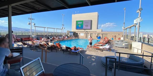 WET24 Adult Pool & Bar