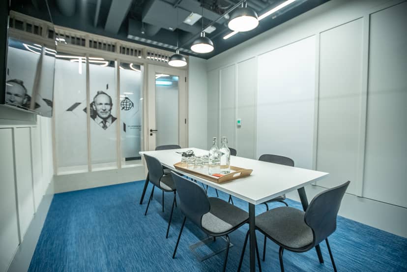 Tim Berners-Lee meeting room with sleek table, ideal for collaborative brainstorming sessions.