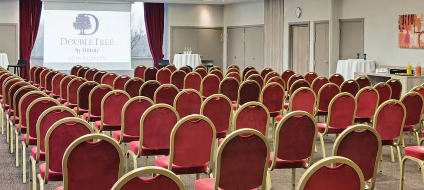 Meeting space with red chairs at DoubleTree Lyon for conferences and seminars.