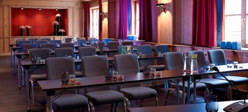 Cozy meeting room, purple drapes, corporate event, workshop