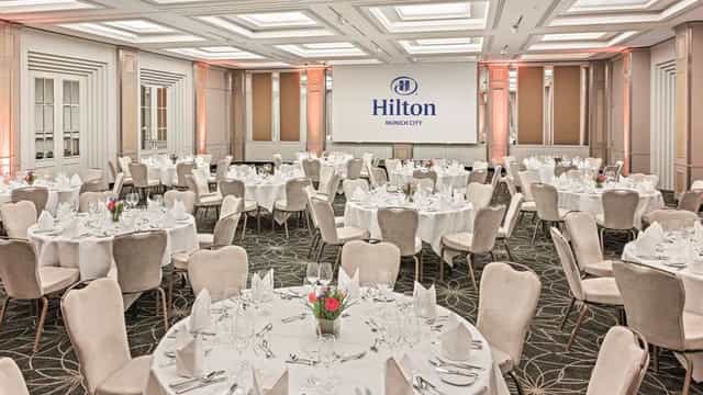 Hilton Munich Park banquet hall, round tables, corporate event, awards ceremony