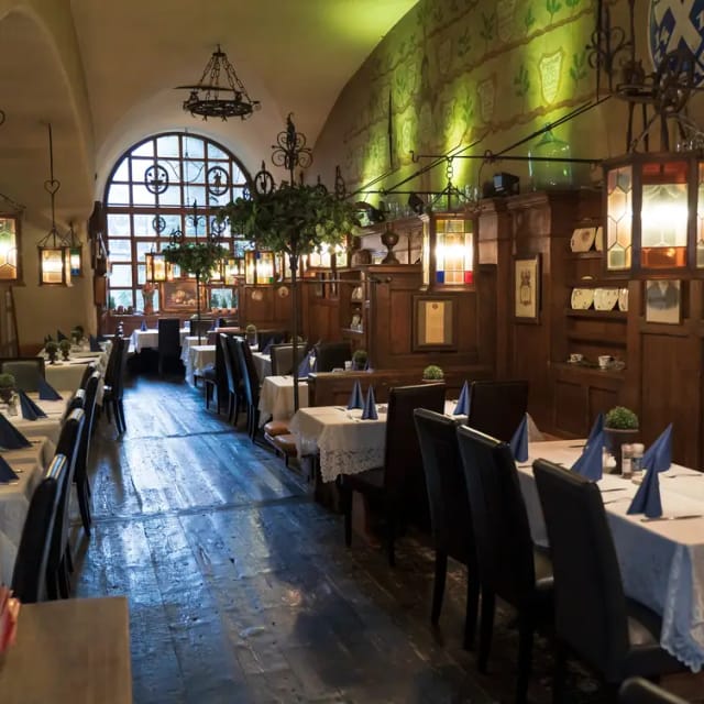 Altes Hackerhaus Biergarten: intimate event venue, wood, stained glass