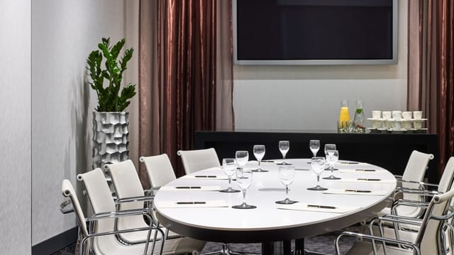 Lehel I-VI boardroom, oval table, executive meeting, workshop
