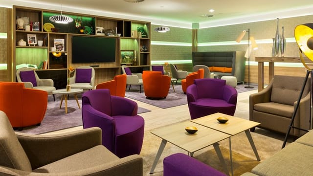 Munich Holiday Inn lounge: networking, events, modern, flexible