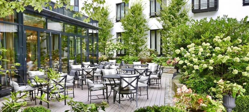 Munich Palace Wintergarten event: lush greenery, comfortable seating.
