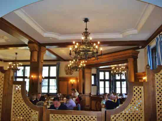 Hofbräuhaus Bräustüberl: Rustic venue, group dining, corporate event.