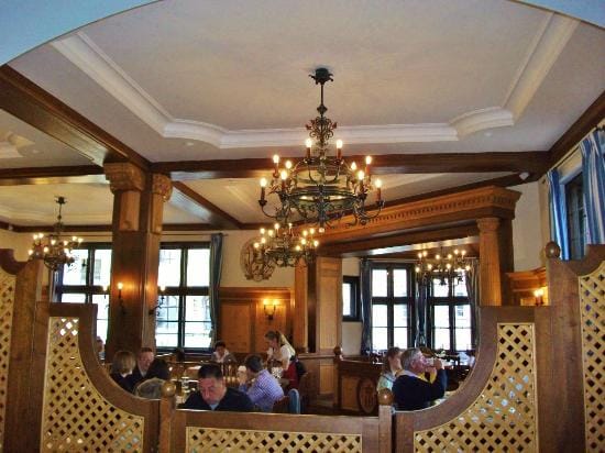 Hofbräuhaus Bräustüberl: Rustic venue, group dining, corporate event.