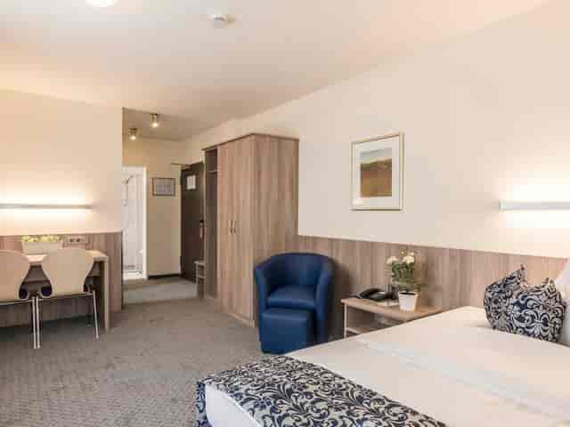 Daglfing hotel room, exec retreat workspace