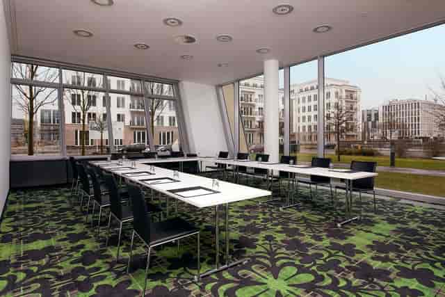 Bonn meeting room, U-shape table, natural light, conference