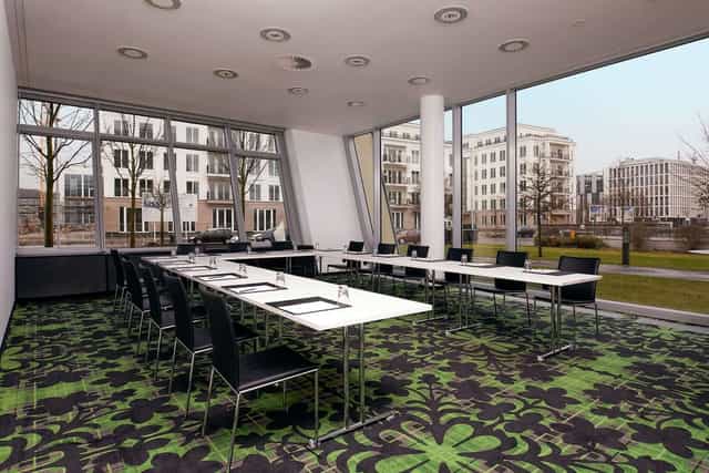 Bonn meeting room, U-shape table, natural light, conference