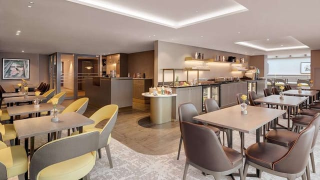 Hilton Munich banquet hall, modern event space, business meeting