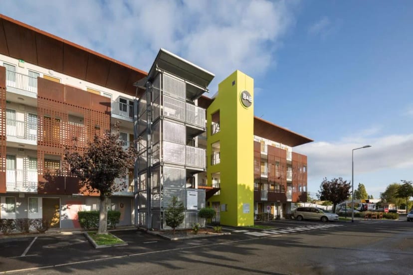 B&B Hotels modern meeting venue with vertical accent, event space
