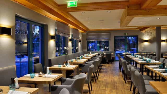 Almgrill banquet seating, rustic, corporate dining